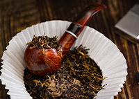 Pfeife gestopft mit Pfeifentabak