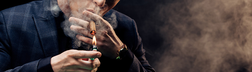 Zigarre anzünden mit Feuerzeug