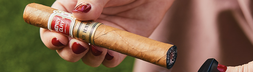 Henry Clay Zigarre angezündet