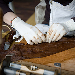 Toscano Zigarre wird gerollt